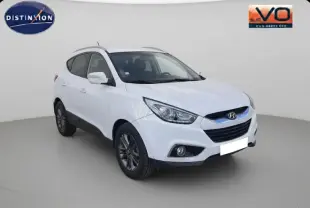 Hyundai ix35 blanc vu en 3/4 avant droit, avec jantes alliage et phares antibrouillard visibles.