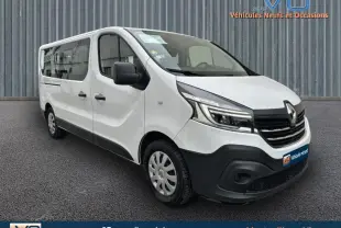 Renault Trafic Combi blanc vu en 3/4 avant droit, avec vitres surteintées et porte latérale visible.