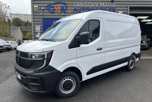 Fourgon Renault Master blanc en vue 3/4 avant droit, avec calandre noire et pare-chocs avant noir mat.
