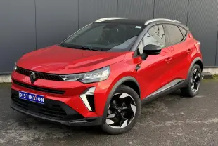 Renault Captur 2025 rouge Flamme et noir, vue 3/4 avant droit avec jantes alu noires et toit alu.