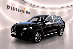 MG Motor ZS 1.5 hybrid noir en 3/4 avant droit, avec jantes alliage et calandre noire distinctive.