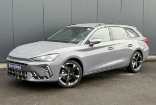 Vue 3/4 avant droite du CUPRA LEON ST 2025 en Gris Graphene avec jantes alliage et signature lumineuse avant.