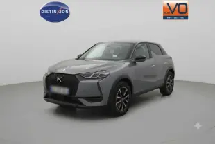 DS3 100 BVM6 Bastille gris vue 3/4 avant droit avec calandre noire et jantes alliage 17 pouces.