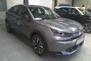 Citroën C4 hybride gris Mercury vue 3/4 avant droit, avec jantes bi-ton et phares LED distinctifs.