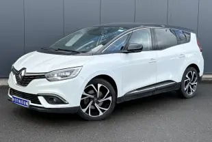 Renault Grand Scenic blanc nacré vu de 3/4 avant droit avec toit noir étoilé et jantes alliage 20 pouces.