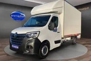 Renault Master blanc en 3/4 avant droit avec caisse hayon, calandre noire et jantes tôlées 16 pouces visibles.