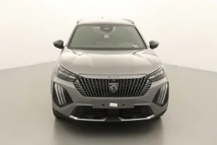 Vue frontale du Peugeot 2008 Hybrid gris selenium avec toit noir, mettant en valeur sa calandre distinctive et ses phares LED.