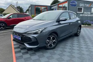 Vue 3/4 avant d'une MG3 gris métallisé 2024 avec jantes alliage et calandre noire sur parking de concession.