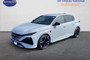 Peugeot 308 Hybrid blanc Okenite métal vue 3/4 avant droit avec jantes noires et détails noirs contrastés.