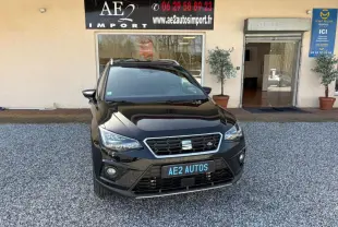 SEAT Arona noir vue de face, mettant en valeur la calandre hexagonale et les phares LED distinctifs.