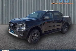 Ford Ranger Wildtrak noir en 3/4 avant droit, avec barres de toit, marchepieds et jantes alliage 18 pouces.