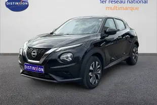 Nissan Juke noir perle métal en 3/4 avant droit, mettant en valeur ses optiques rondes et sa calandre distinctive.