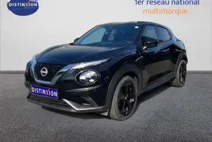Nissan Juke noir Kuro Metal en 3/4 avant droit, avec jantes noires et calandre distinctive V-Motion.