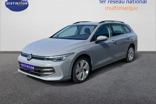 Volkswagen Golf SW gris lunaire métal vue 3/4 avant droit sur fond neutre avec jantes alliage.
