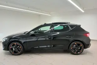 Profil droit d'une CUPRA Leon 2025 noir minuit avec toit ouvrant panoramique et jantes cuivrées 18 pouces en alliage.