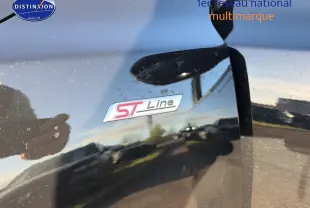 Gros plan sur l'emblème ST-Line sur la porte noire brillante d'une Ford Focus 2024.