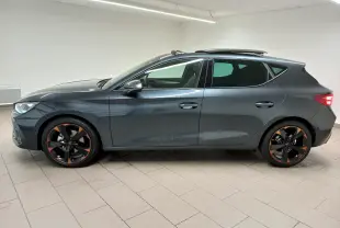 Profil côté gauche d'une CUPRA Leon gris magnétique avec toit ouvrant panoramique et jantes alliage 18'' cuivrées.