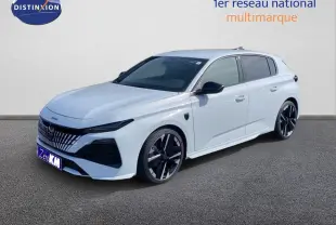 Peugeot 308 Hybrid 145ch GT blanc Okenite métal vue 3/4 avant droit avec jantes noires et calandre distinctive.