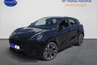 Ford Puma noir agate métal en vue 3/4 avant droit, mettant en valeur ses jantes alliage et ses phares LED.