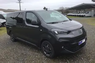 Vue 3/4 avant gauche d’un FIAT Scudo Combi gris titane avec vitres latérales surteintées et jantes noires.