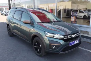 Dacia Jogger 2026 vert cèdre métal en 3/4 avant droit, avec jantes noires et rétroviseurs couleur bronze.