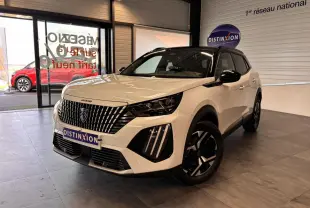 Peugeot 2008 blanc en 3/4 avant droit, avec calandre noire à liserés chromés et jantes alliage bi-ton.