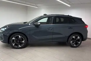 Vue de profil côté gauche du SUV CUPRA TERRAMAR bleu Fjord avec jantes 19'' Spectrum et toit ouvrant panoramique.