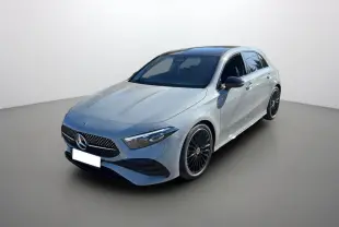 Vue 3/4 avant droite d'une Mercedes Classe A 200D BVA Exclusive Design gris alpin avec jantes noires et toit panoramique.