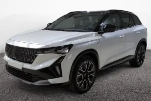 Renault Austral blanc nacré avec toit noir étoilé, vue 3/4 avant droit, jantes alliage 20'' noires et calandre noire distinctive.