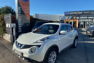 Nissan Juke blanc 2018 en 3/4 avant droit, version 1.5 DCI N-Connecta avec calandre distinctive et phares ronds.