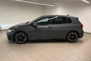 Vue de profil côté gauche d'une Volkswagen Golf 1.5 eTSI 150 DSG7 R-Line Edition gris dauphin en intérieur, avec jantes spécifiques R-Line.