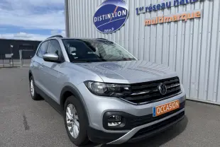 Volkswagen T-Cross gris 3/4 avant droit, SUV compact avec calandre noire et jantes alliage 16 pouces.
