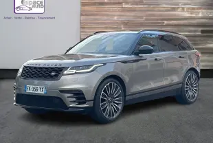 Vue 3/4 avant d'un Range Rover Velar gris 2019 avec jantes alliage distinctives et calandre noire élégante.