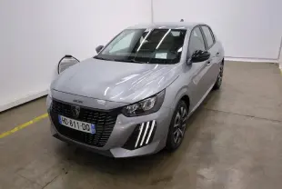 Peugeot 208 gris clair vue 3/4 avant droit avec calandre noire et feux LED signature 3 griffes.