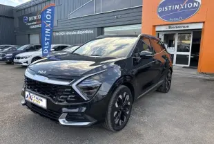 KIA SPORTAGE 2022 noir Basalte métallisé en 3/4 avant droit, avec calandre noire et jantes alu distinctives.