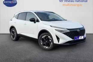 Nissan Qashqai Hybrid e-POWER blanc en 3/4 avant droit, avec calandre noire et jantes noires distinctives.