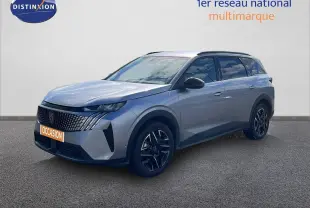 Peugeot 5008 gris Artense métal en vue 3/4 avant droit, avec jantes noires et calandre distinctive.