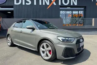 Audi A1 Sportback gris vue 3/4 avant droit, jantes alliage et étriers de frein rouges visibles.