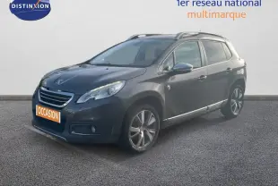 Peugeot 2008 gris platinium métal en 3/4 avant droit, avec jantes alliage et barres de toit visibles.