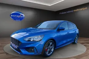 Ford Focus 1.5 EcoBoost 150ch ST-Line BVA bleu vue 3/4 avant droit avec jantes alliage et étriers rouges.