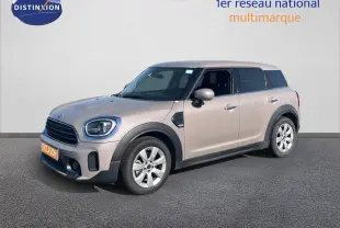 Vue 3/4 avant droit d'une MINI Countryman Cooper grise rooftop avec jantes argent et détails noirs autour des passages de roue.