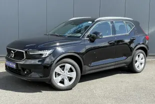 Volvo XC40 noir Onyx en 3/4 avant droit, mettant en valeur ses jantes alliage 18 pouces et sa calandre distinctive.