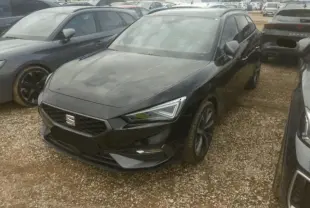 SEAT LEON ST noir Minuit vue 3/4 avant droit, avec jantes alliage 18 pouces et phares Matrix LED allumés.