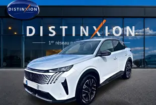 Peugeot 3008 blanc en 3/4 avant droit, avec calandre distinctive et jantes alliage noires devant showroom Distinxion.