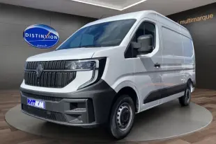 Renault Master blanc en 3/4 avant droit, fourgon utilitaire avec calandre noire et détails modernes visibles.