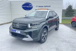 Citroën C3 Aircross hybride 2026 vert Montana avec toit blanc, vue 3/4 avant droit sur parking extérieur.