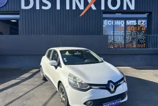 Renault Clio IV Société blanche vue en 3/4 avant droit, avec logo Renault bien visible sur la calandre.
