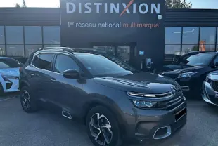 Citroën C5 Aircross gris platinium métallisé en 3/4 avant droit avec jantes alliage et barres de toit bi-ton.