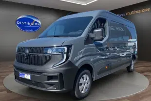 Renault Master gris urbain vu en 3/4 avant droit, fourgon utilitaire moderne avec calandre noire distinctive.