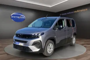 Peugeot Rifter Allure gris acier en 3/4 avant droit, avec calandre noire et phares LED distinctifs.